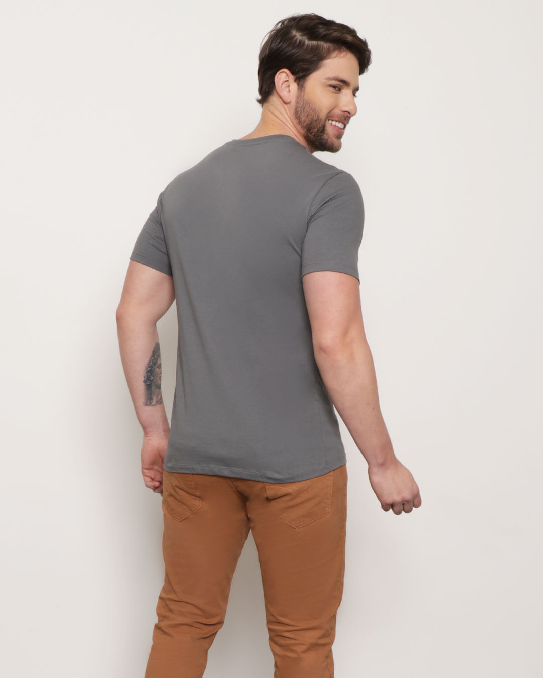 Camiseta-Masculina-Manga-Curta-Estampa-Aplicada-Cinza