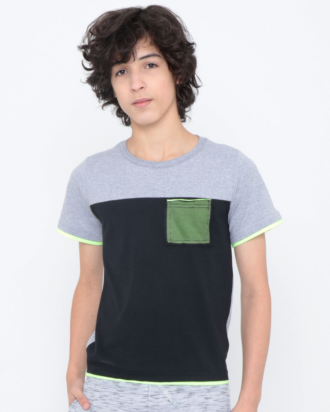Camiseta-Juvenil-Bolso-Neon-Cinza