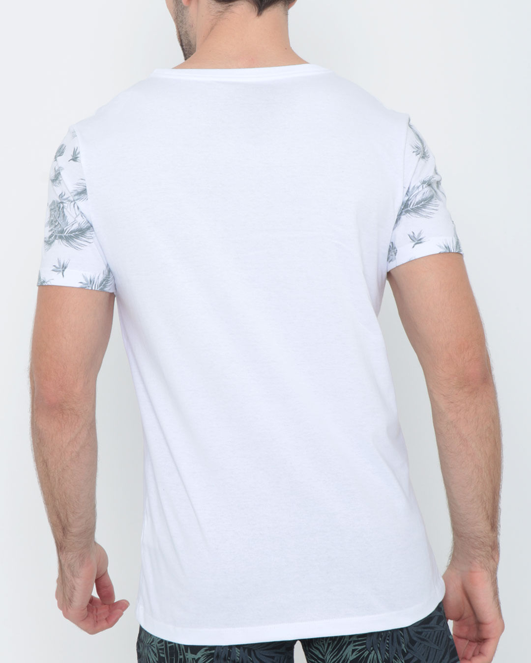 Camiseta-Manga-Curta-Estampa-Folhas-Branca