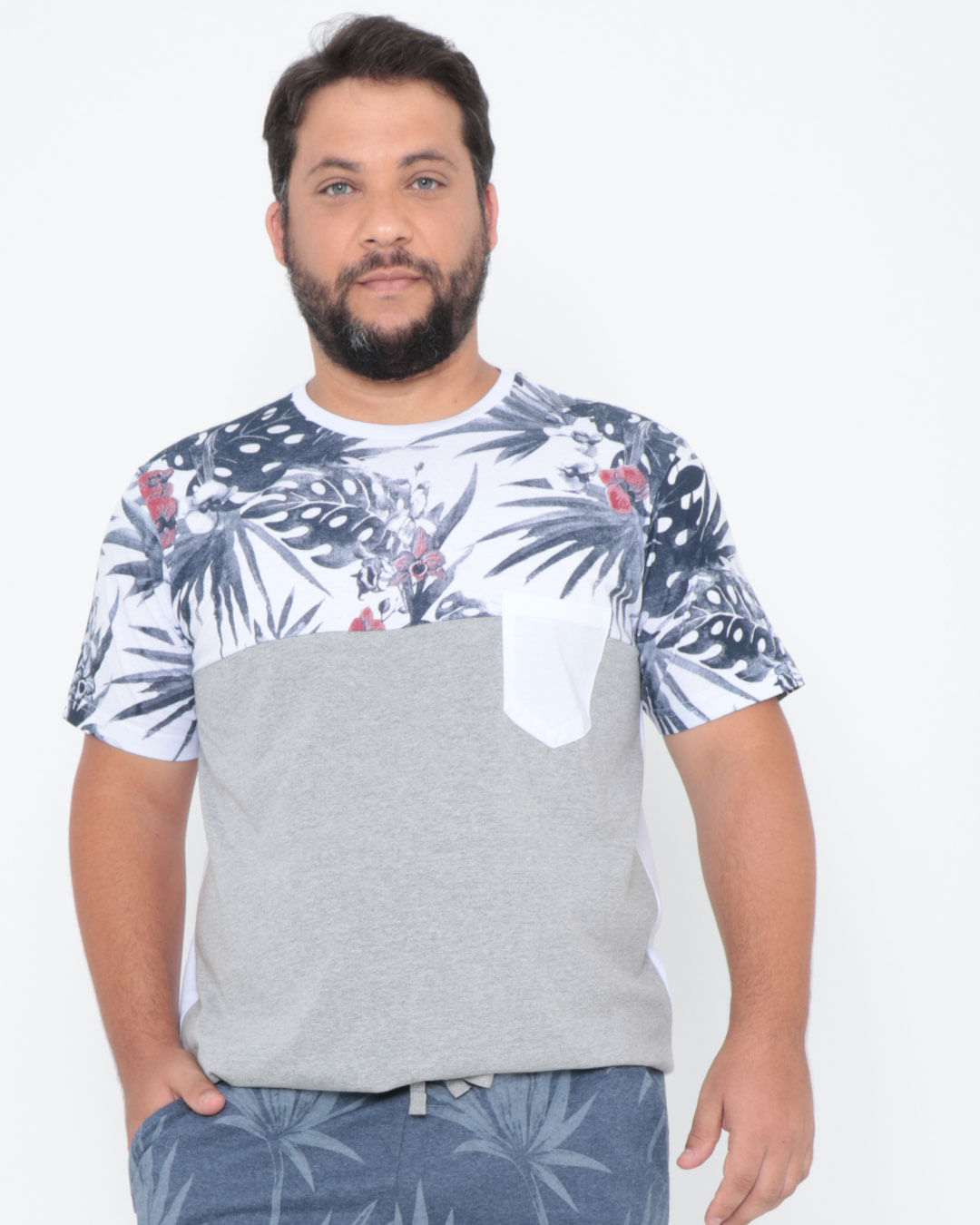 Camiseta-Plus-Size-Estampa-Floral-Recorte-Branca-Com-Bolso