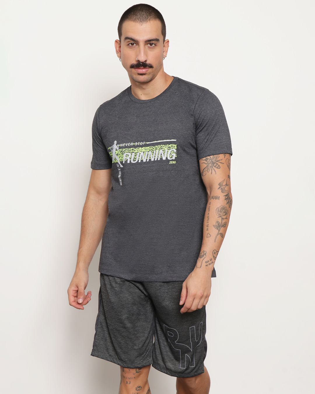 Camiseta Esportiva Masculina com Estampa Frontal Manga Curta Gola Redonda Cinza