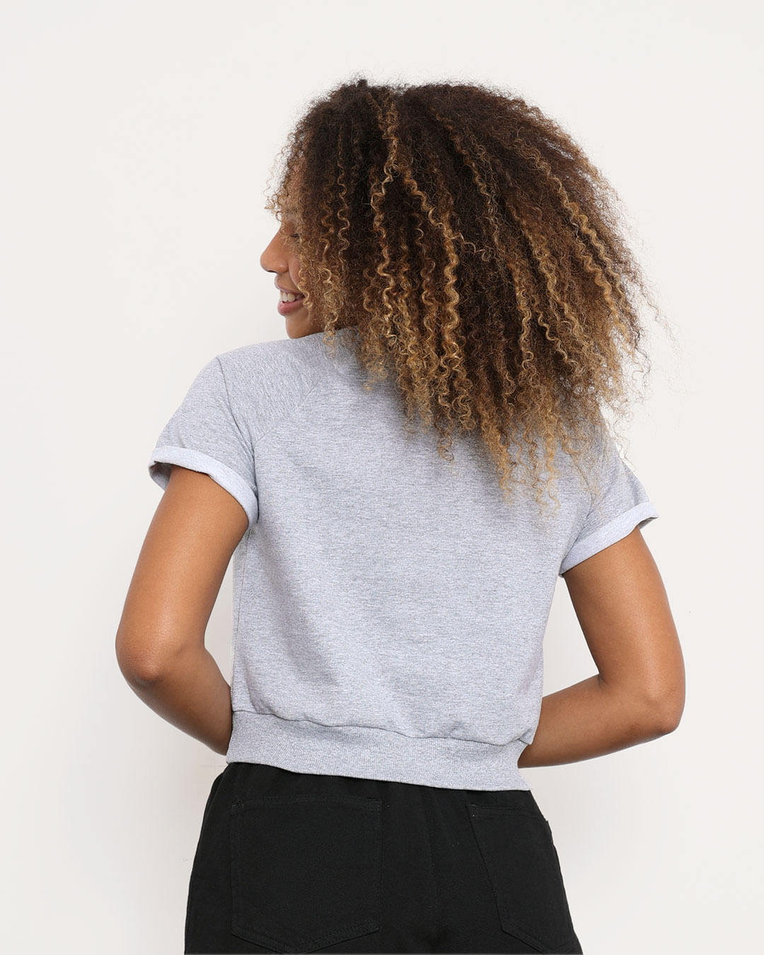 Camiseta-Feminina-Cropped-California-Estampa-Frontal-Manga-Curta-Decote-Redondo-Mescla-Cinza