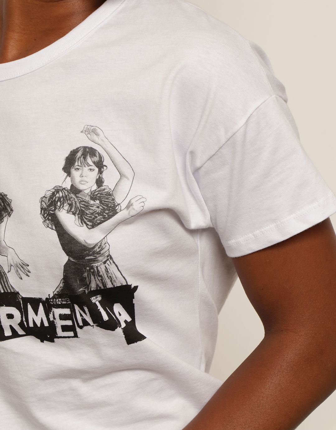 Camiseta-Feminina-Cropped-Estampa-Wandinha-Branca