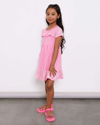 Vestido Infantil Manga Curta Detalhe em Laise E Babado + Brinde Bolsinha Rosa