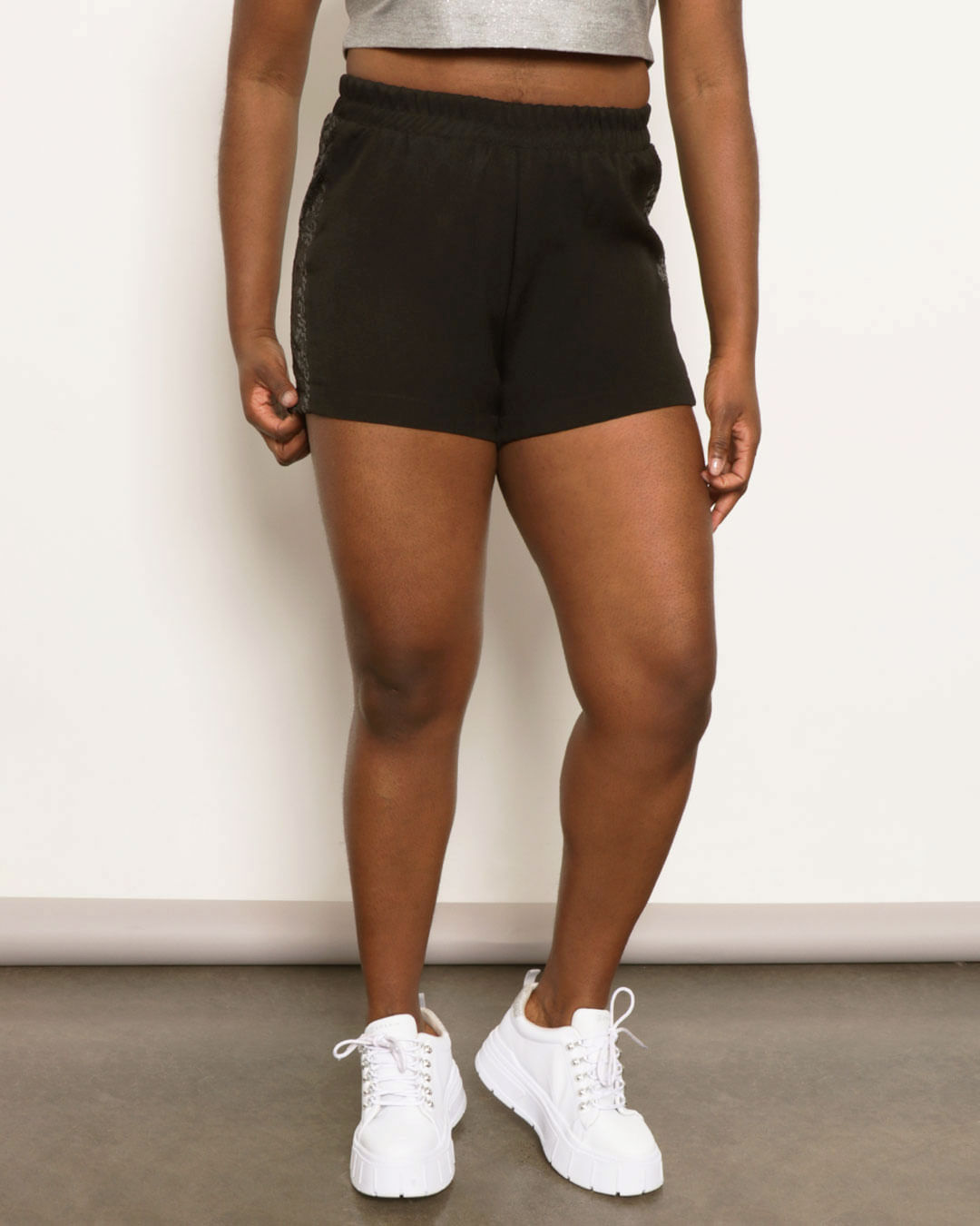 Short-Feminino-Curto-Com-Renda-E-Paetes-Preto