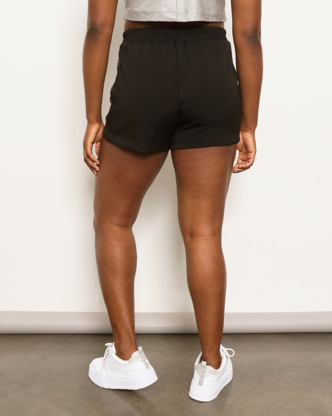 Short-Feminino-Curto-Com-Renda-E-Paetes-Preto