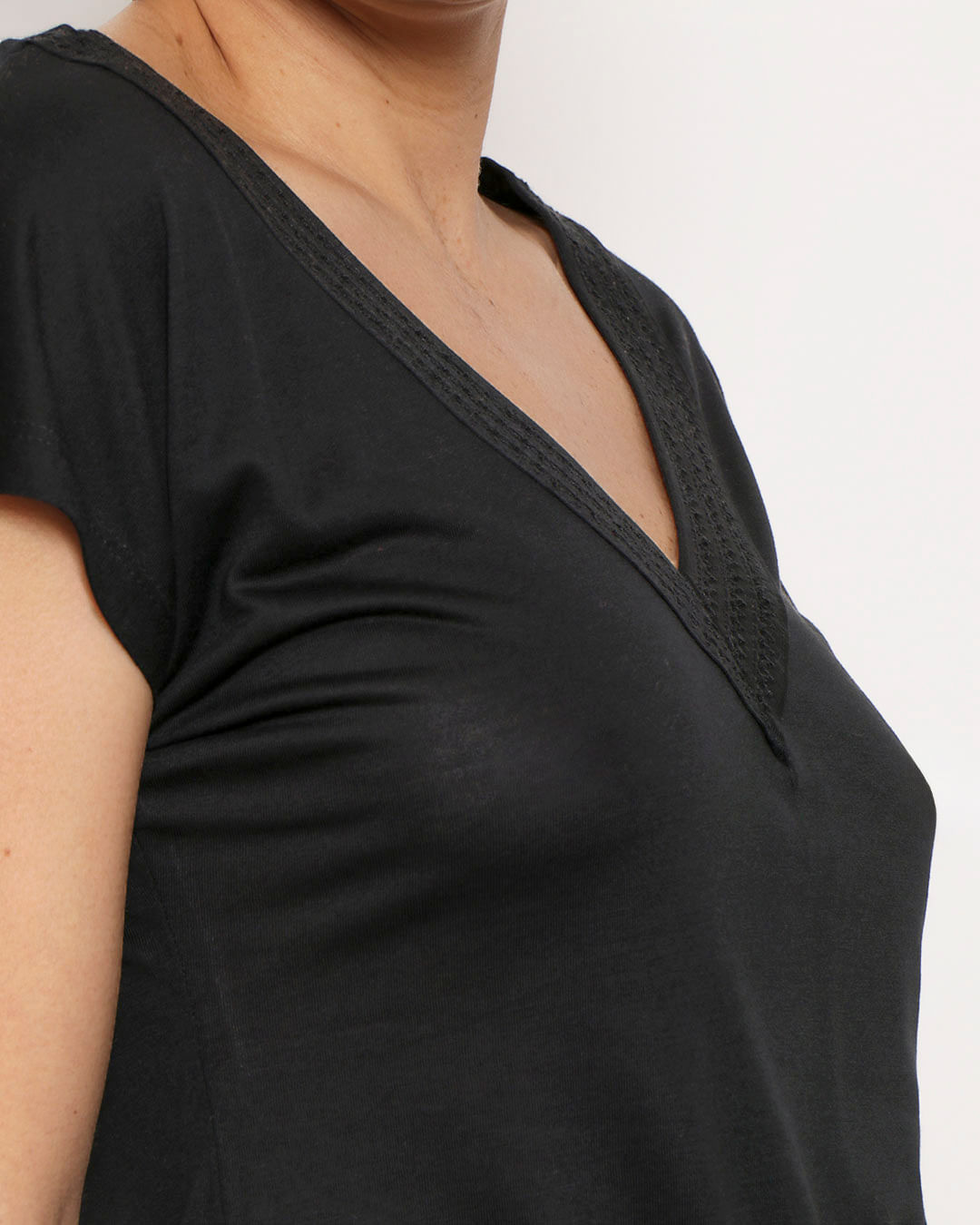 Blusa-19802-Detalhe-Decote-Mc---Preto