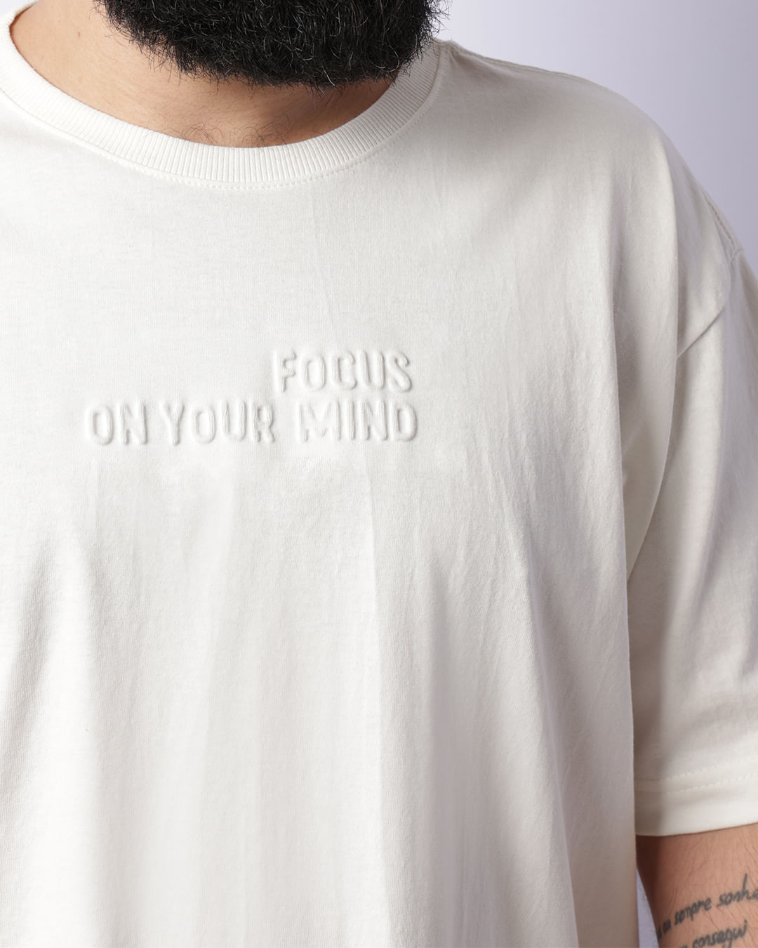 Camiseta-E4077-Focus-In-Yuor-Mind-Off-Pl---Off-White