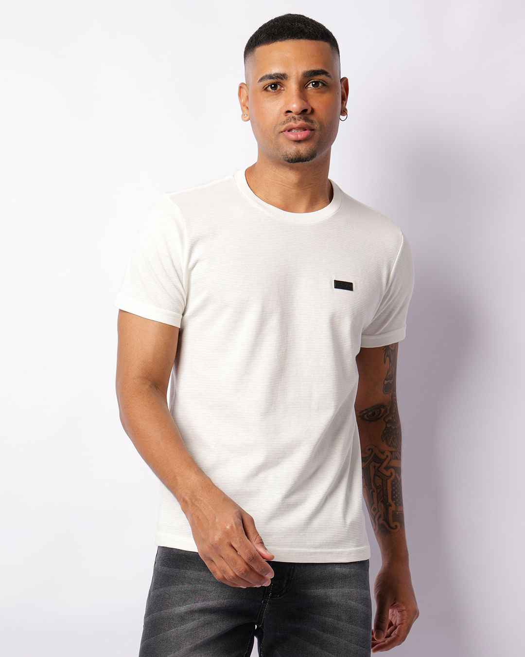 Camiseta Masculina Texturizada Com Aplicação Manga Curta Off White