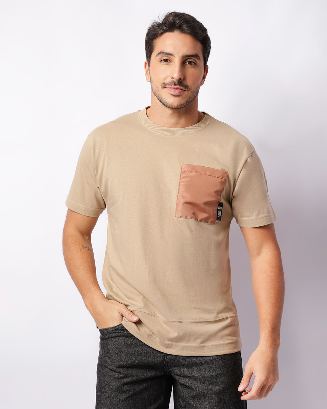 Camiseta Masculina Oversized Manga Curta Bolso Cetim Bege