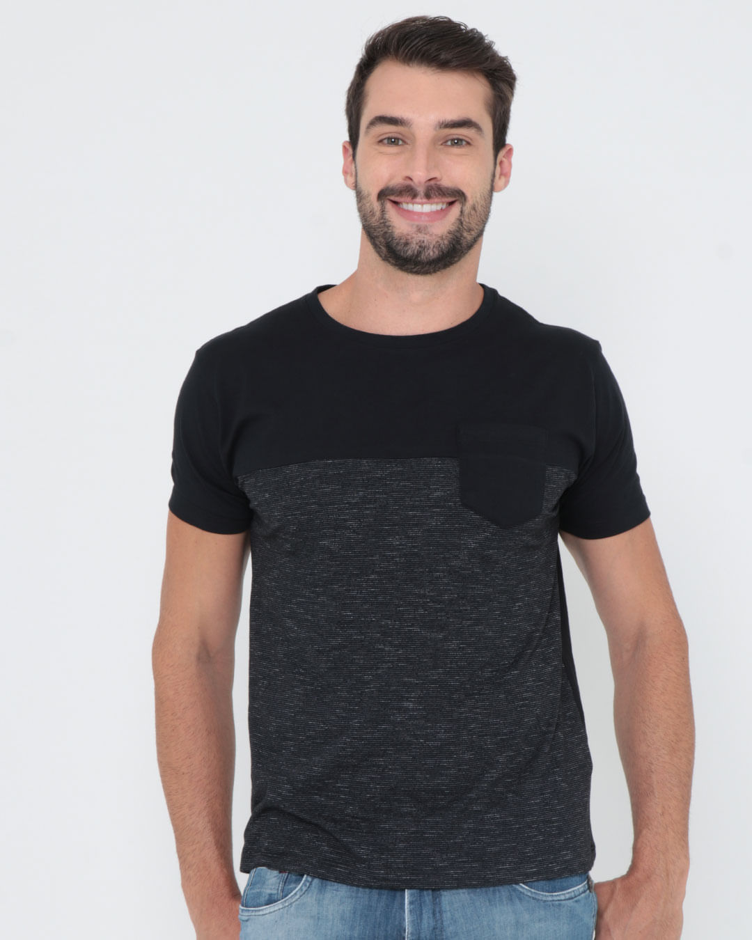 Camiseta-Com-Bolso-e-Recorte-Multicor-Preta