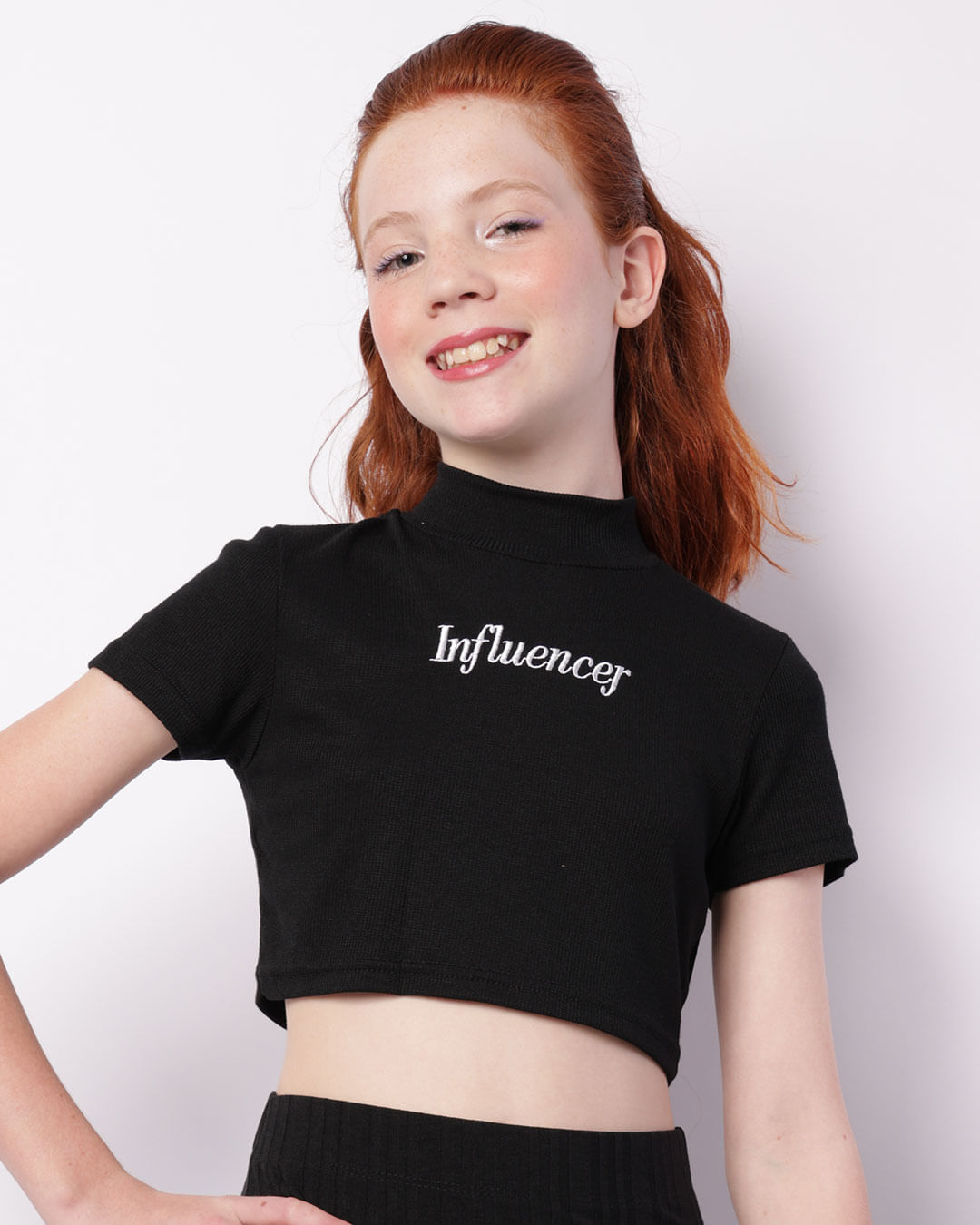 Blusa Juvenil Cropped Canelada Bordado Frontal Preta