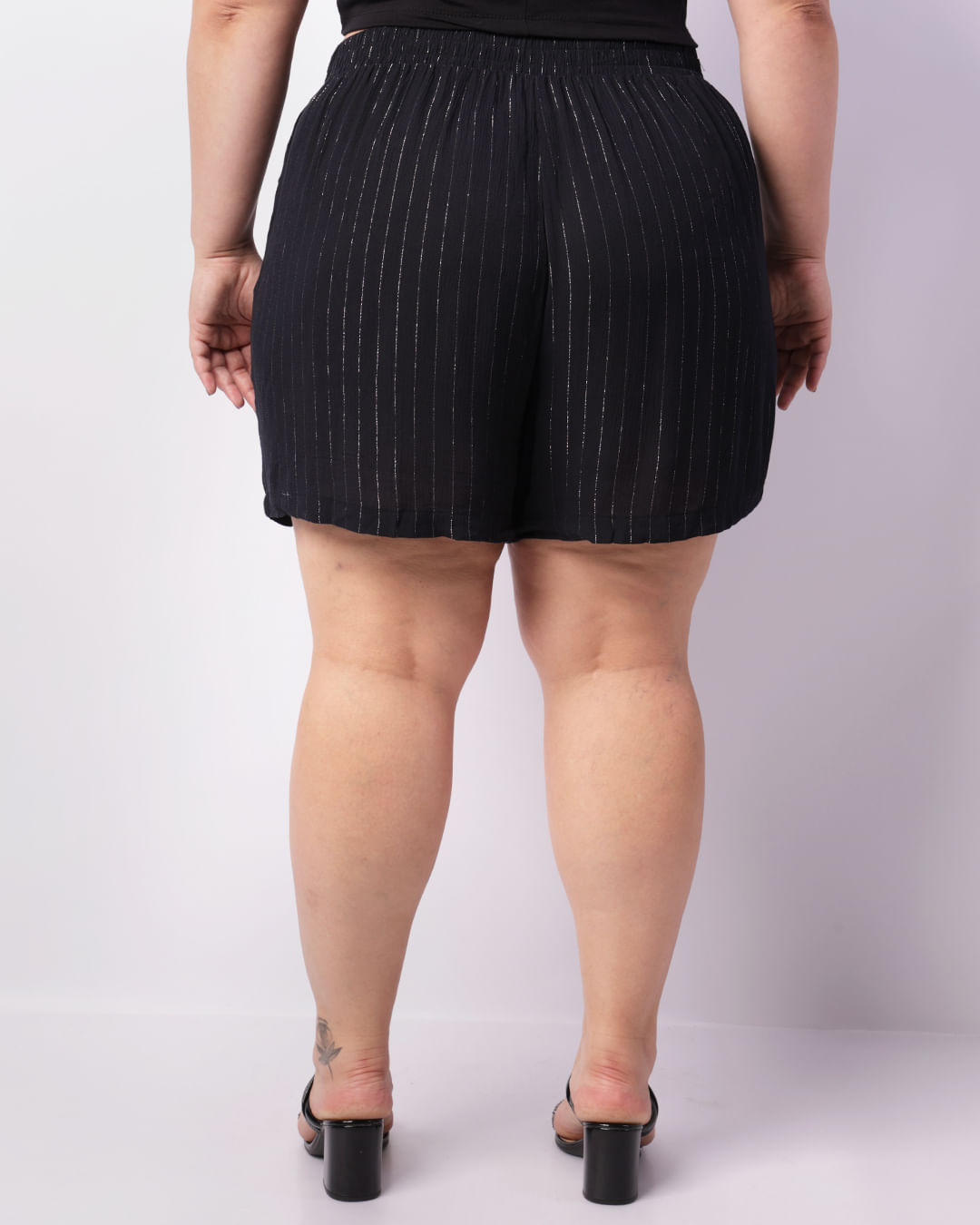 Shorts-Lurex-230952-Cbotao--Na-Cintura---Preto