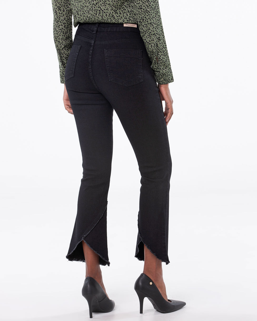 Calca-Jeans-Feminina-Pantacourt-Barra-Fio-Preto