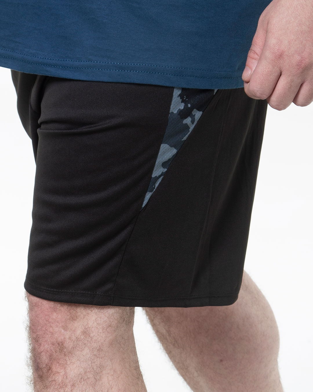 Bermuda-Masculina-Plus-Size-Recortes-Camuflado-Preta