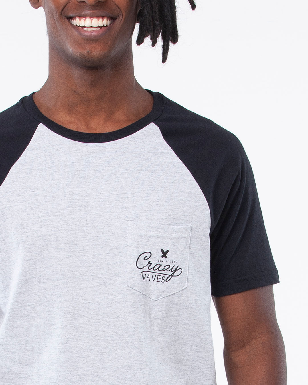 Camiseta-Masculina-Raglan-Bolso-Cinza-Claro