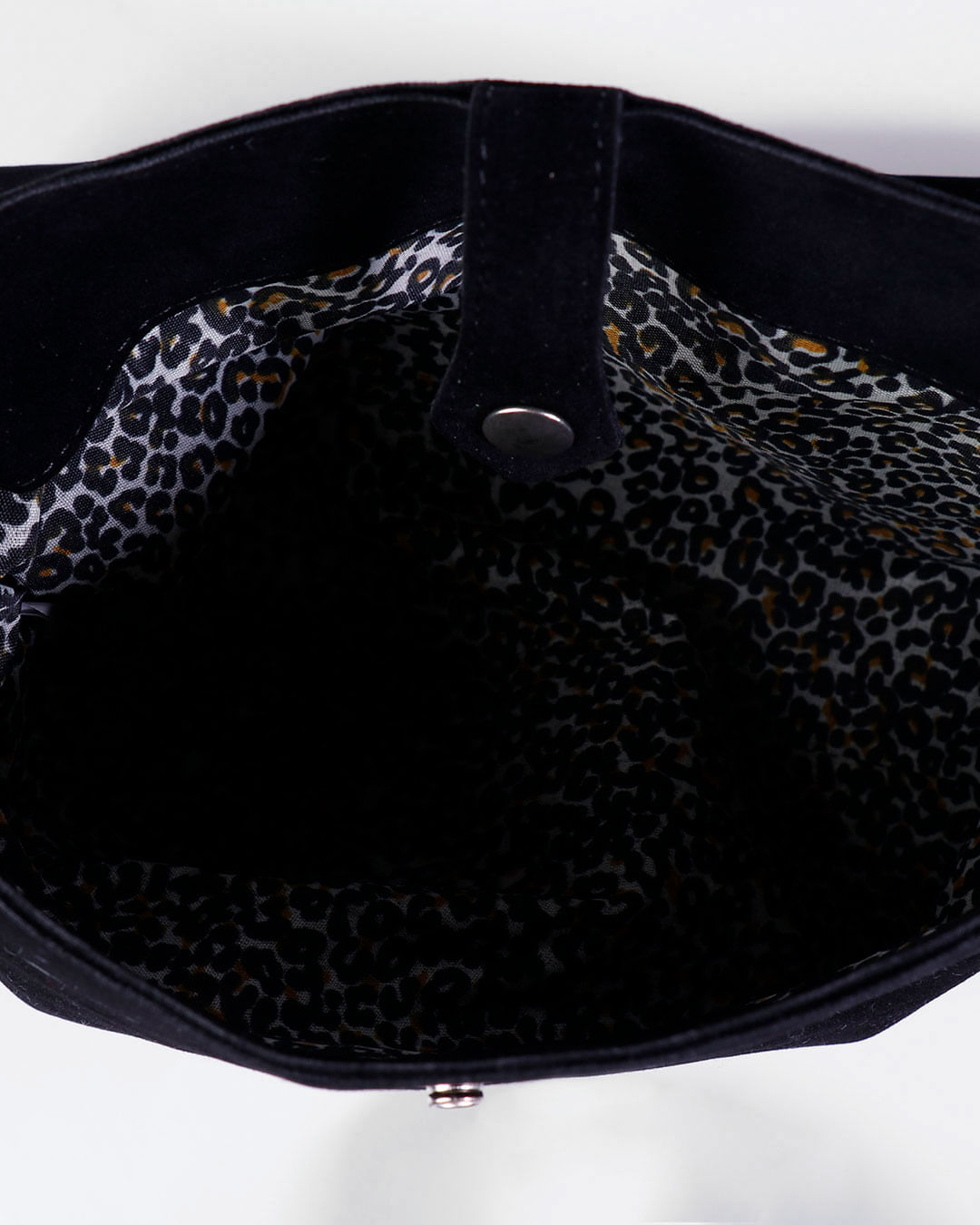 Bolsa-Transversal-Em-Camurca-Com-Franjas-Preta