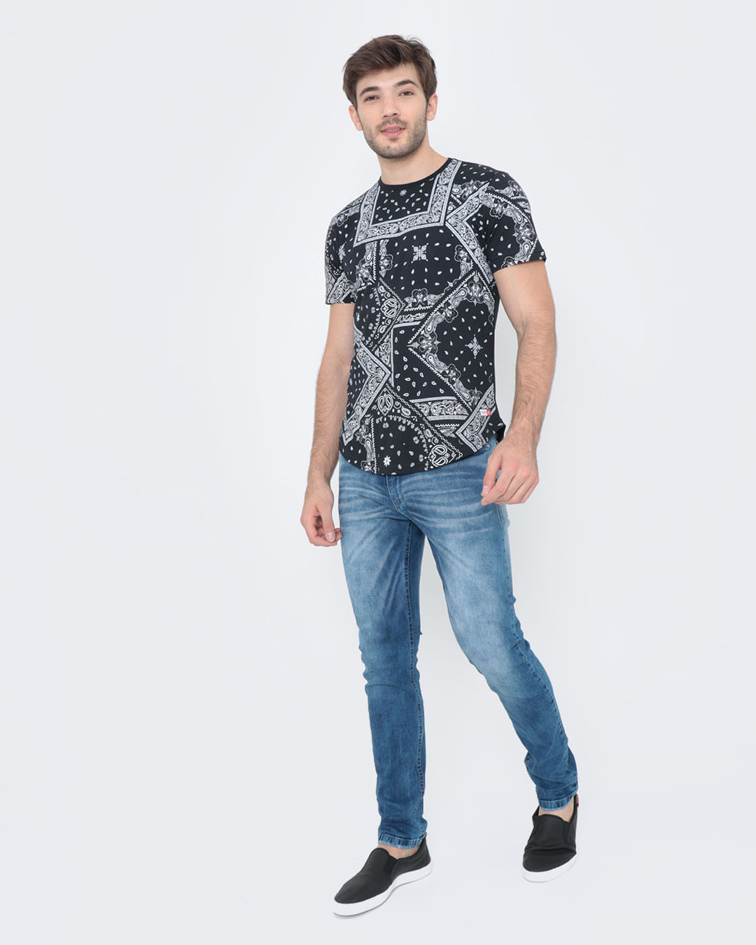 Camiseta-Estampada-Paisley-Preta