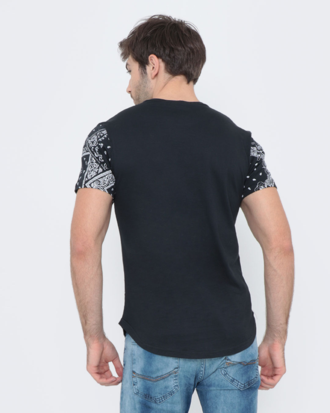 Camiseta-Estampada-Paisley-Preta