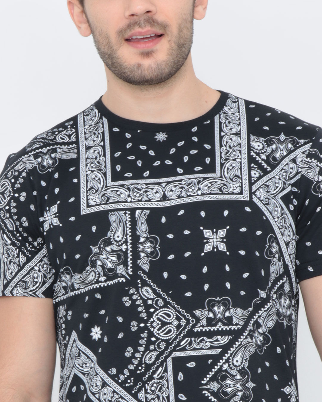 Camiseta-Estampada-Paisley-Preta
