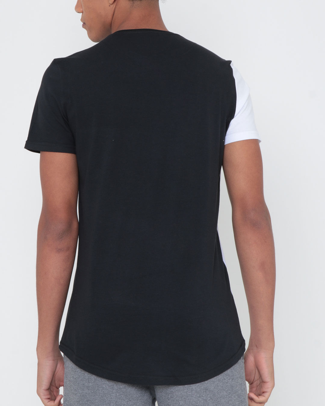 Camiseta-Alongada-Recortes-Preta