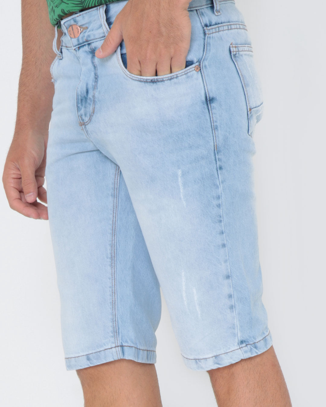 Bermuda-Jeans-Masculina-Com-Puidos-Azul-Claro