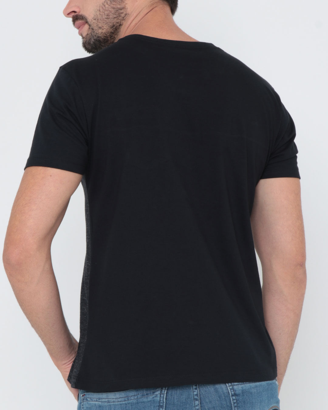 Camiseta-Com-Bolso-e-Recorte-Multicor-Preta