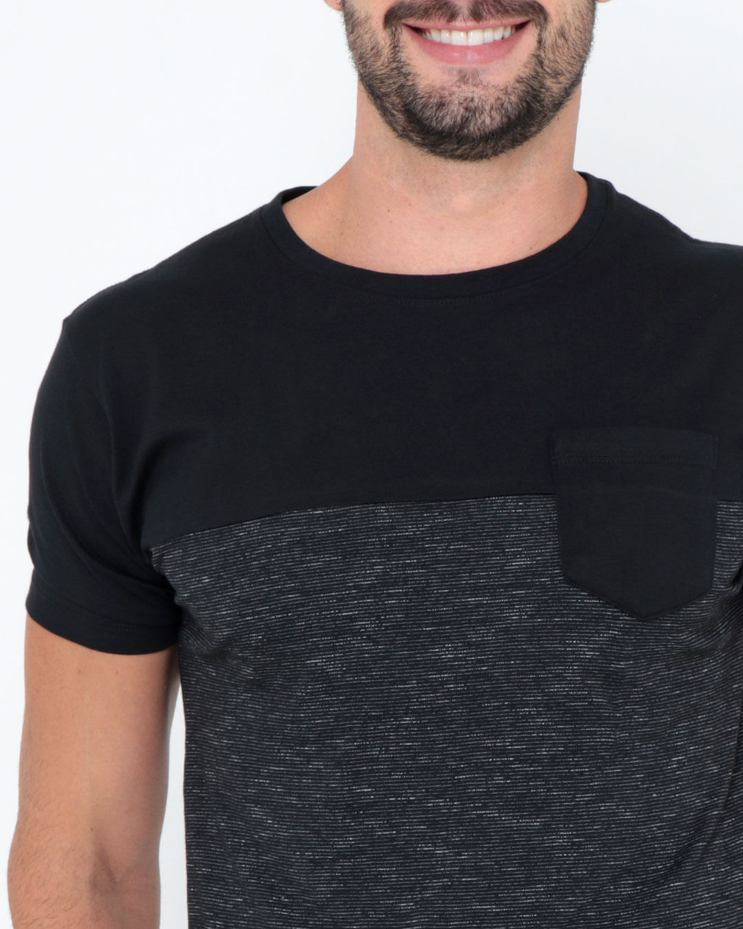 Camiseta-Com-Bolso-e-Recorte-Multicor-Preta