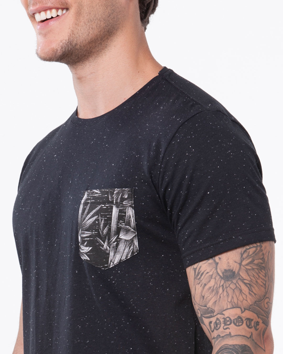 Camiseta-27667-Surf-Bolso-Estampado---Preto