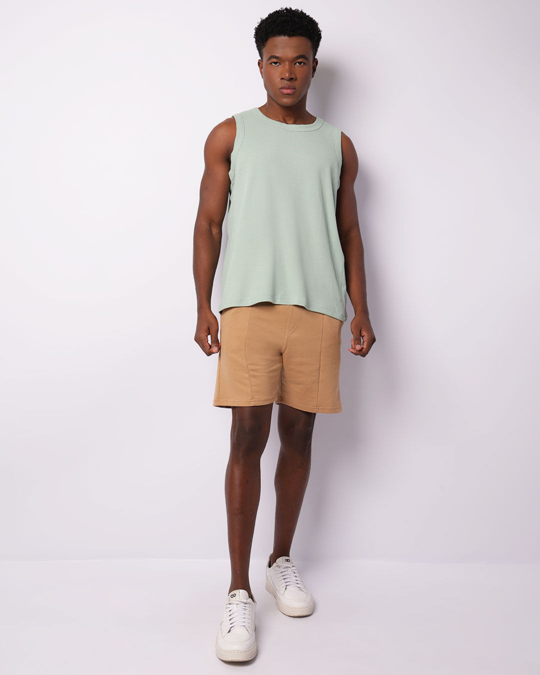 Bermuda Masculina Moletinho Com Bolsos E Recortes Marrom