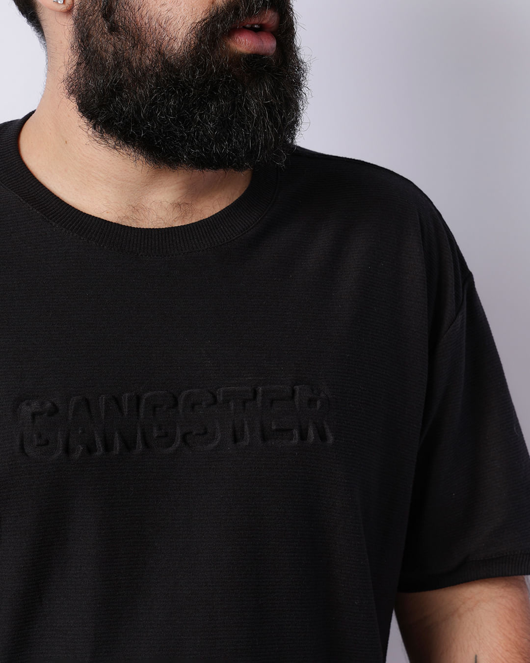 Camiseta-51240435-Gangster-Embossed-Pt---Preto