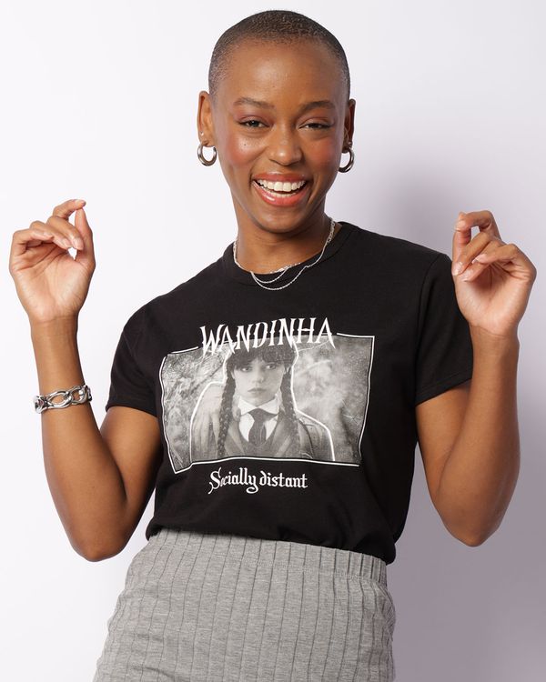 Camiseta Feminina Wandinha Manga Curta Preta P