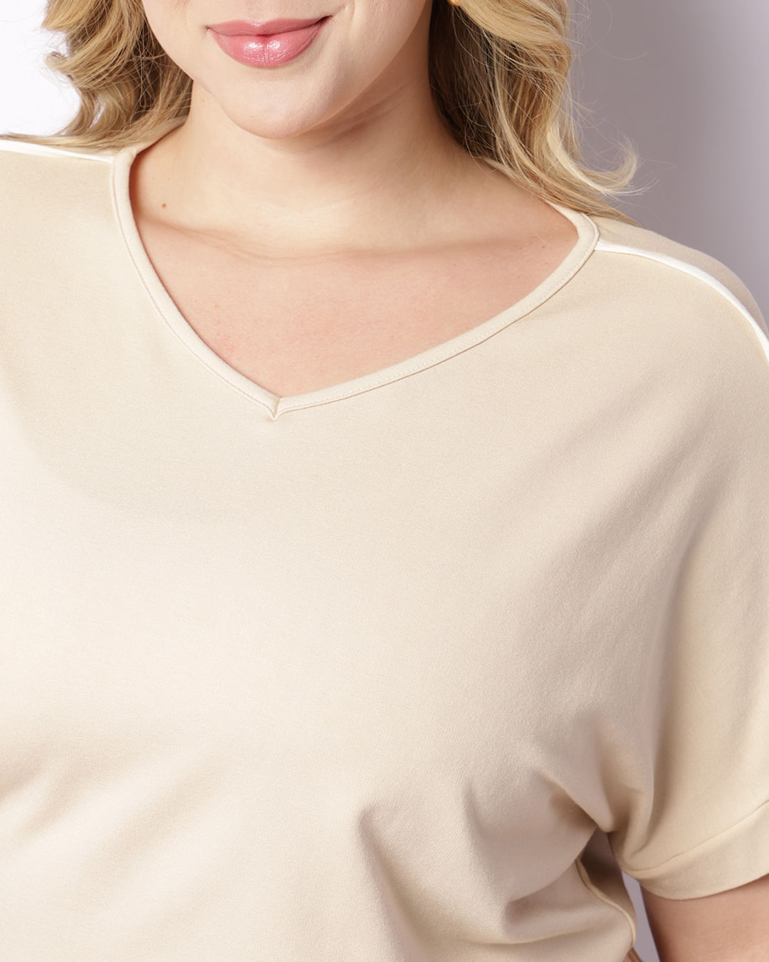 Blusa-Mc-40171-Decot-V-Friso-Ombro---Bege-Medio