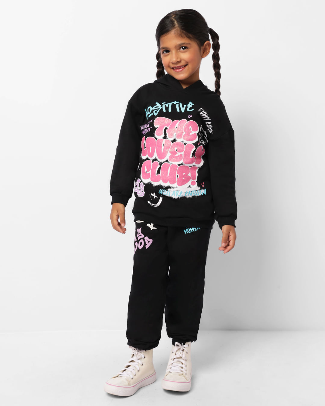 Calça Infantil Moletinho Peluciado Jogger com Estampa Frontal Preta