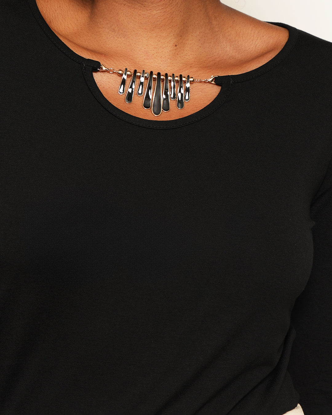 Blusa-Ml-Visco-Det-Joia-Decote-8314---Preto