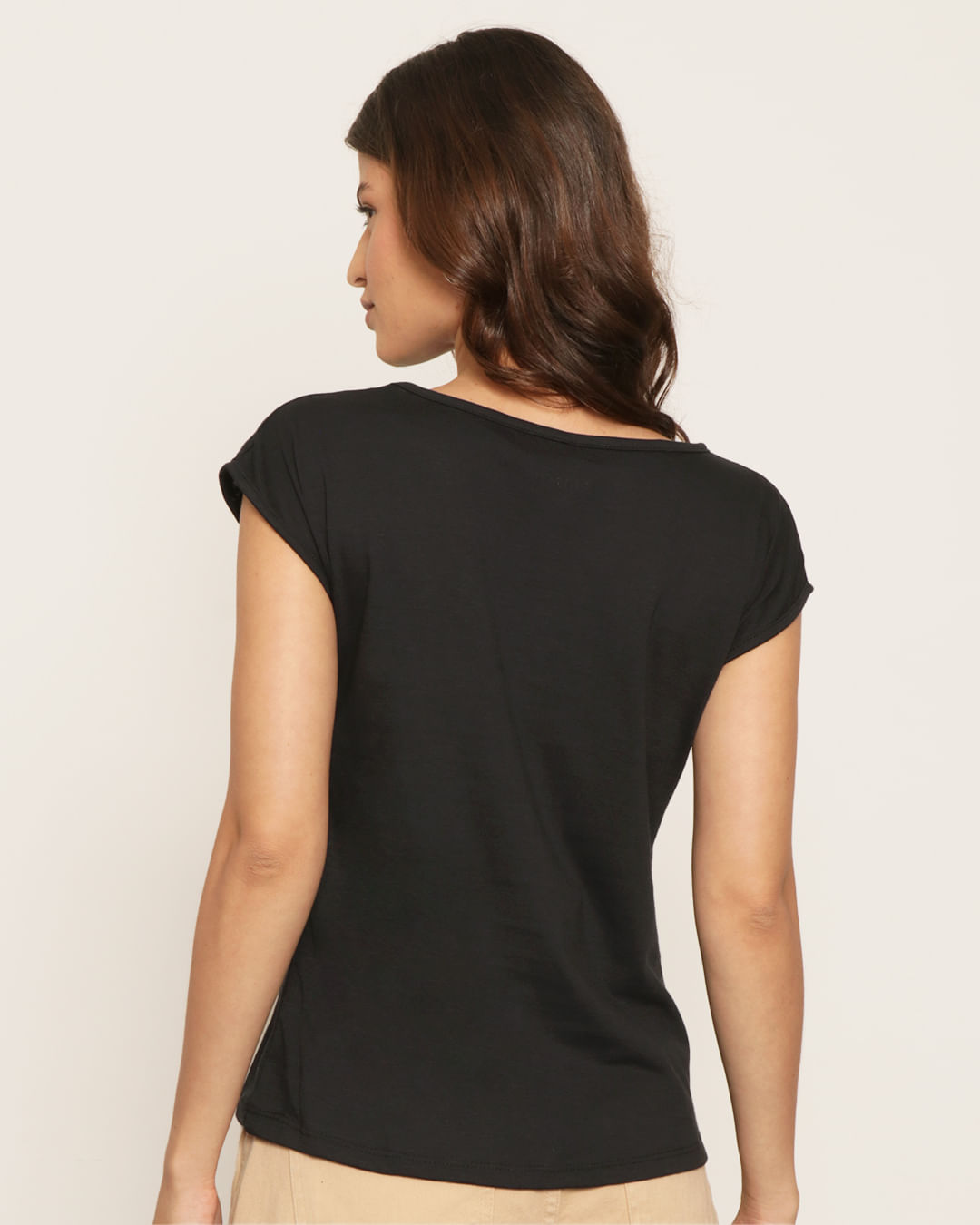 Blusa-23336-Estampada-Gola-V-Preta-Mesa---Preto