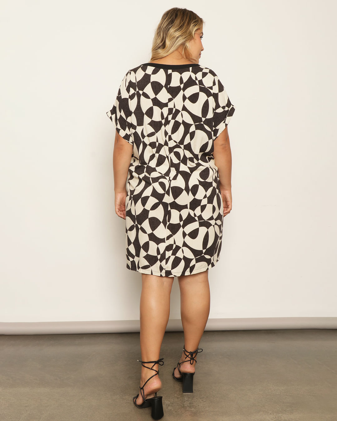 Vestido-310831plpe--Mc-Gola-Retilinea---Estampado