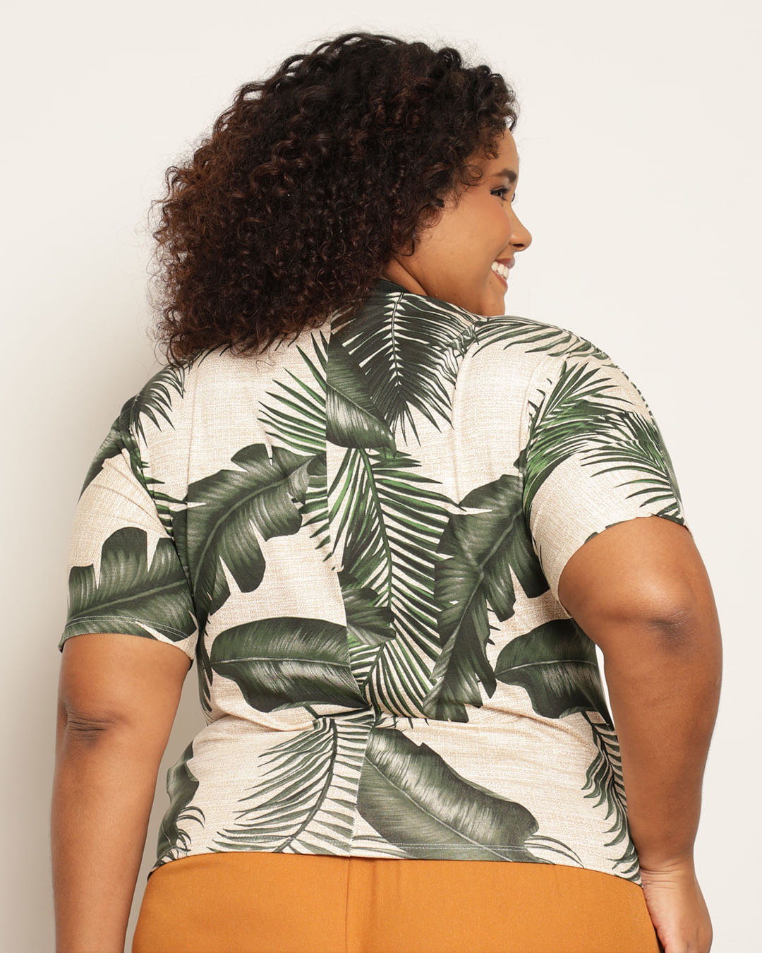 Blusa-Mc-22096-Gola-Retilinea-Estamp---Verde-Escuro