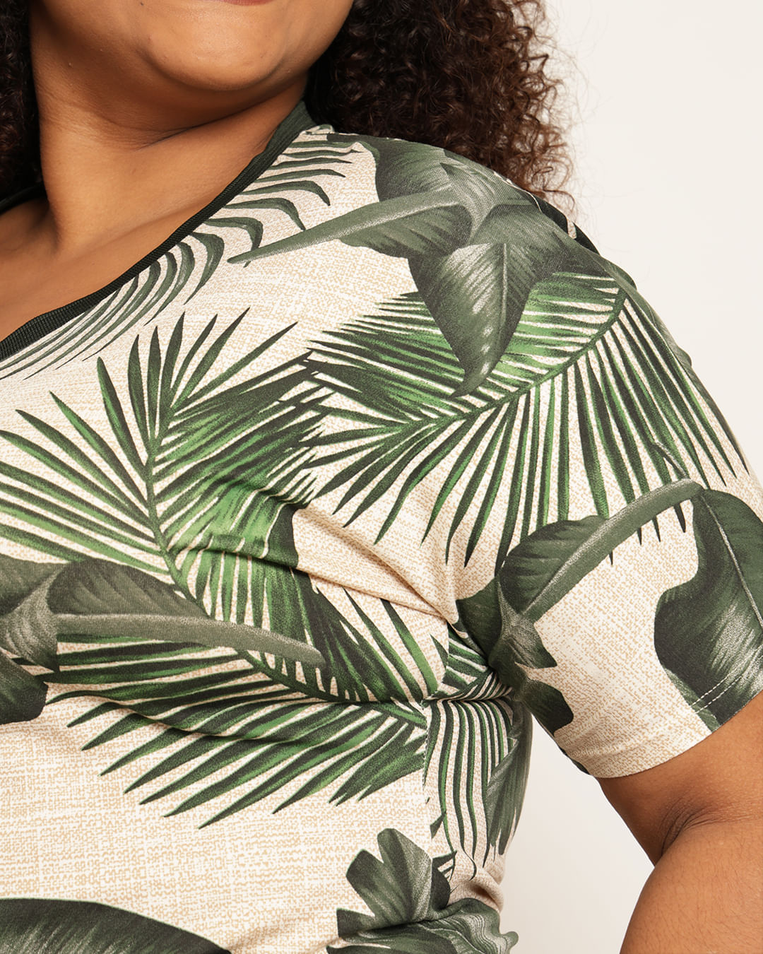 Blusa-Mc-22096-Gola-Retilinea-Estamp---Verde-Escuro