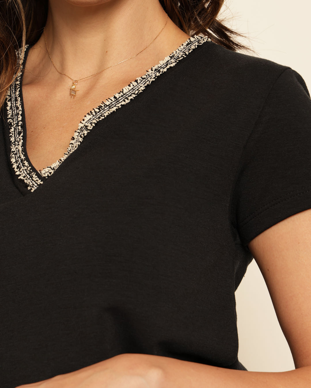 Blusa-Mc-Dec-V-C-Detalhe-Molec-8010024---Preto