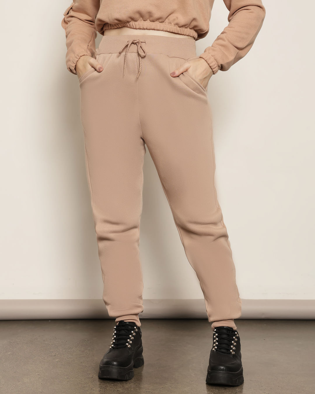 Calca-Moletom-Feminina-Peluciada-Jogger-Com-Bolsos-Bege