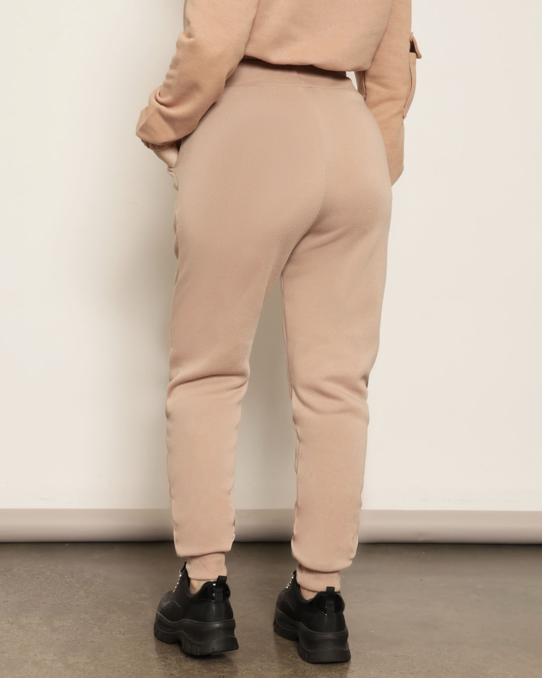Calca-Moletom-Feminina-Peluciada-Jogger-Com-Bolsos-Bege