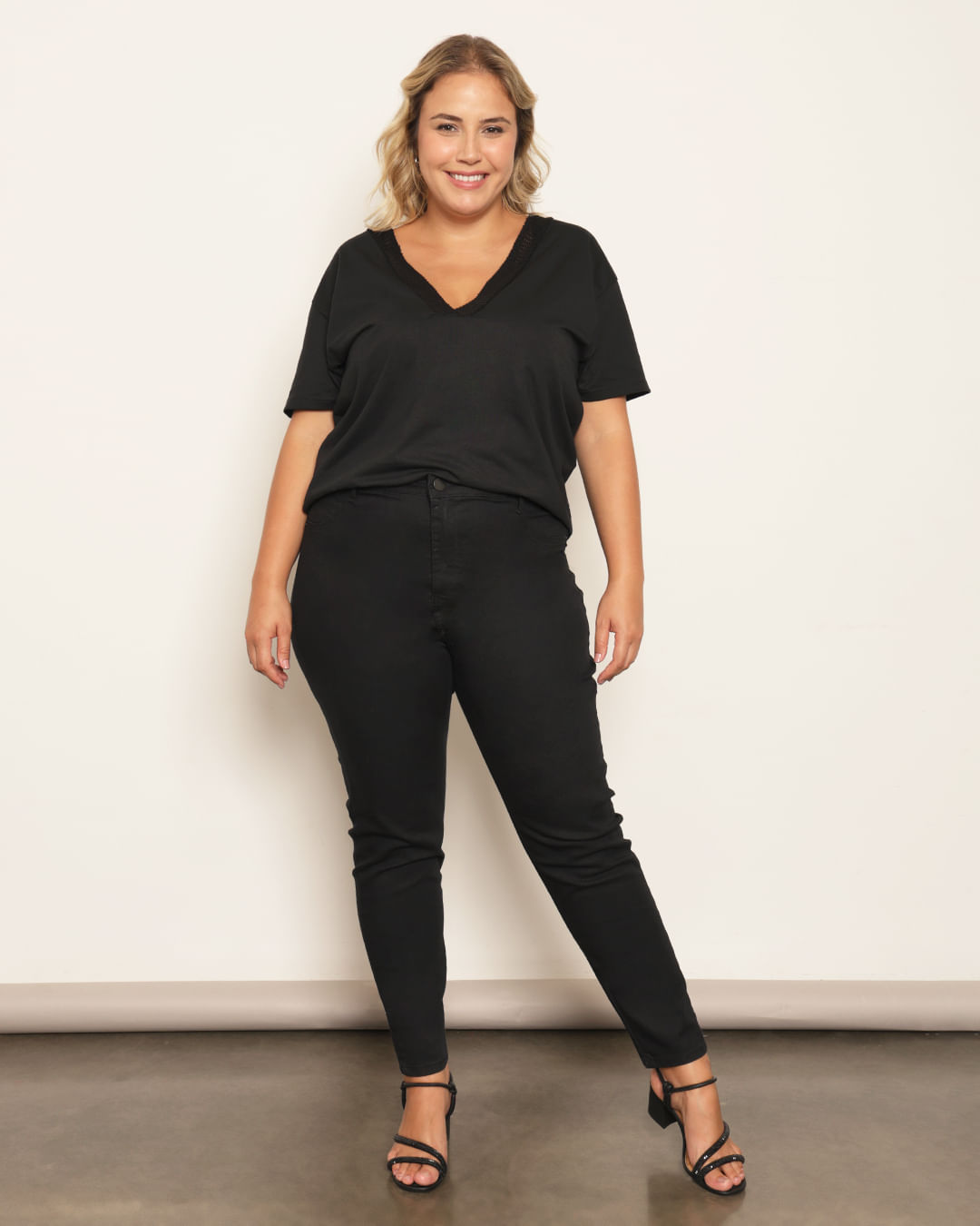 Blusa-241428-Mc-Decote-V-Det-Telinha---Preto