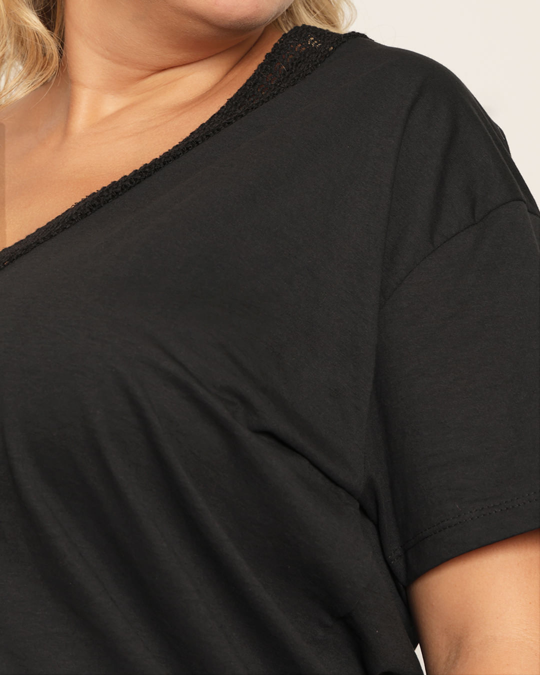 Blusa-241428-Mc-Decote-V-Det-Telinha---Preto