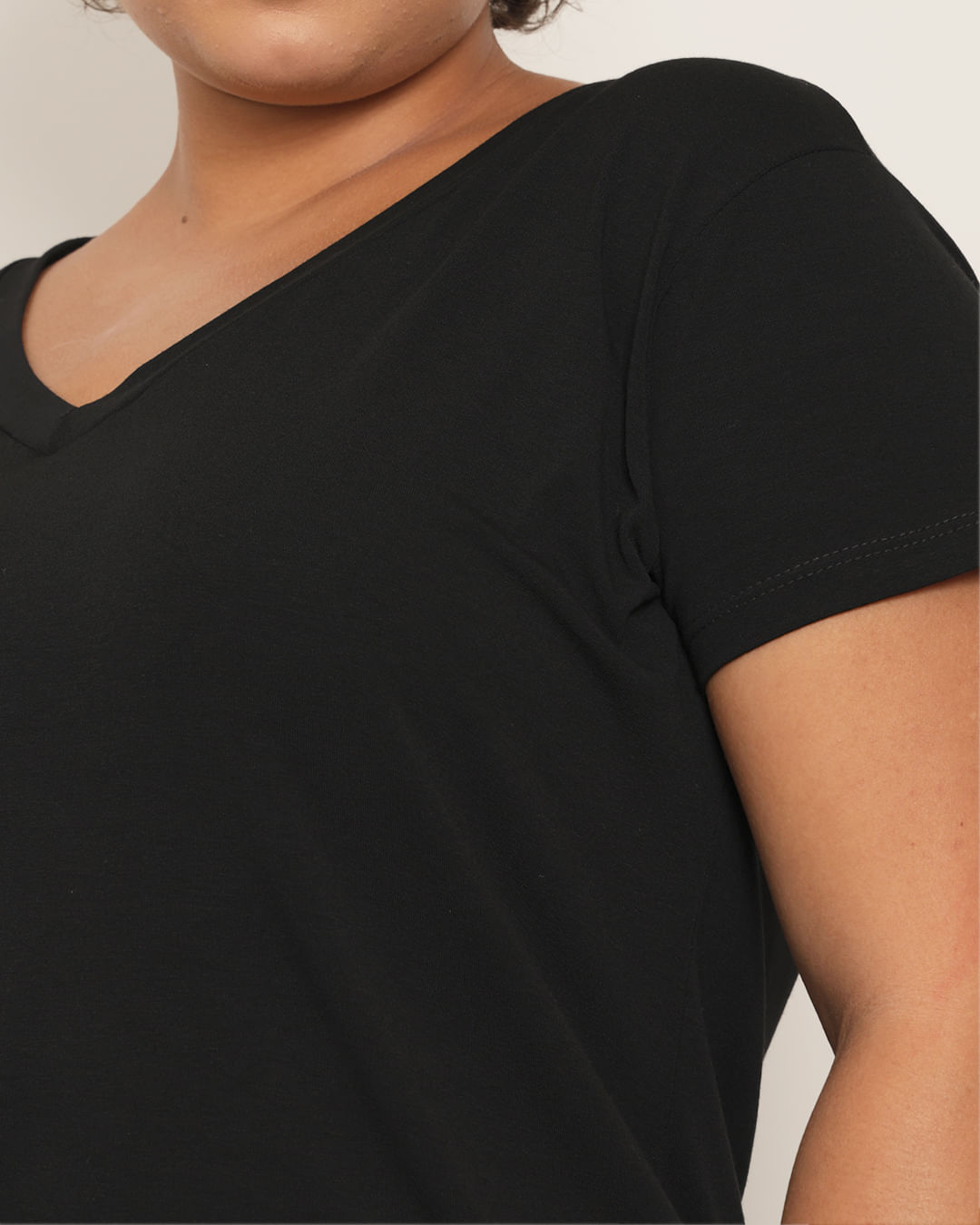 Tshirt-Decote-V-15307t-Preto---Preto