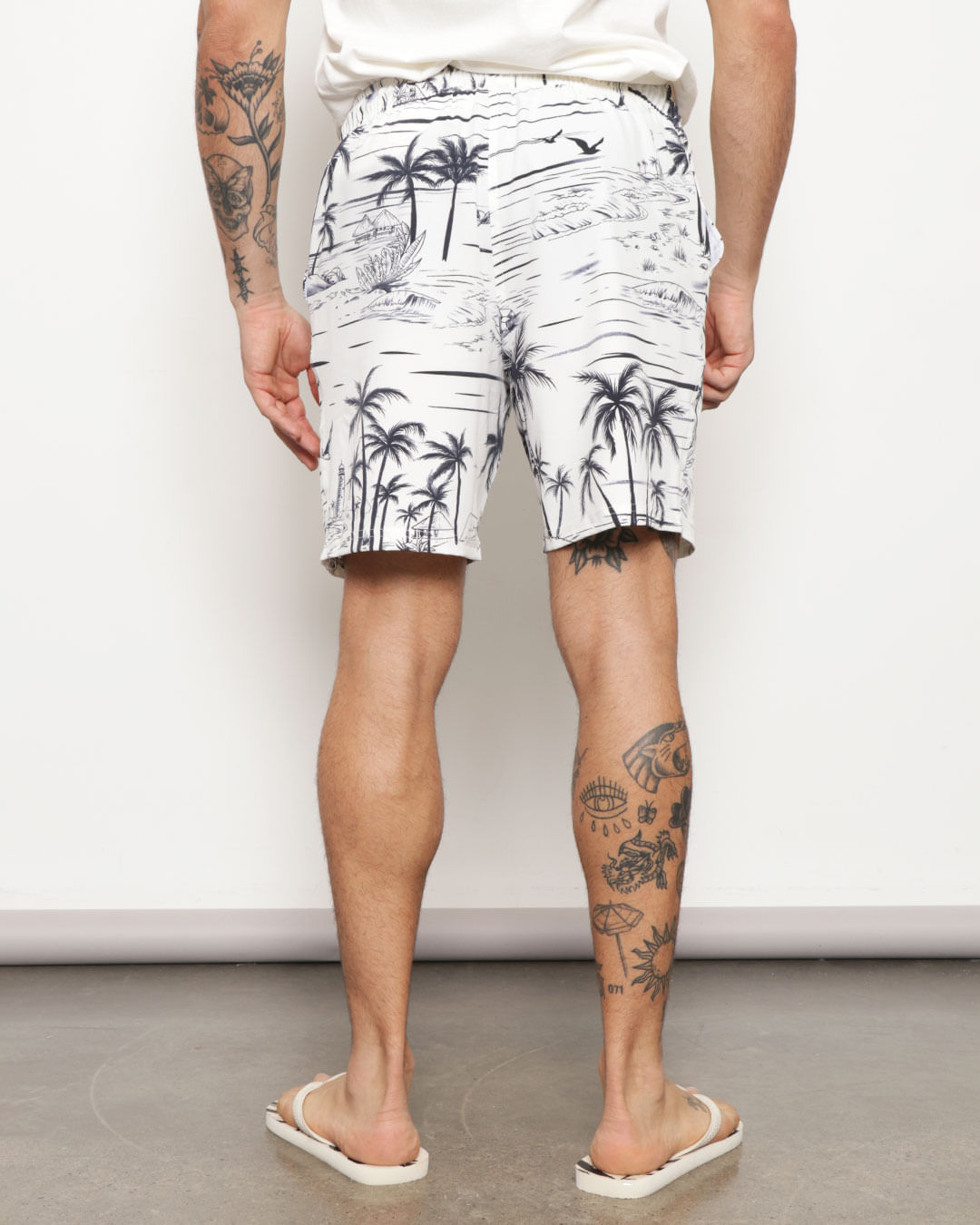 Berm-Tac-elas-Folh-Fnd-Claro-240704---Estampado-Claro