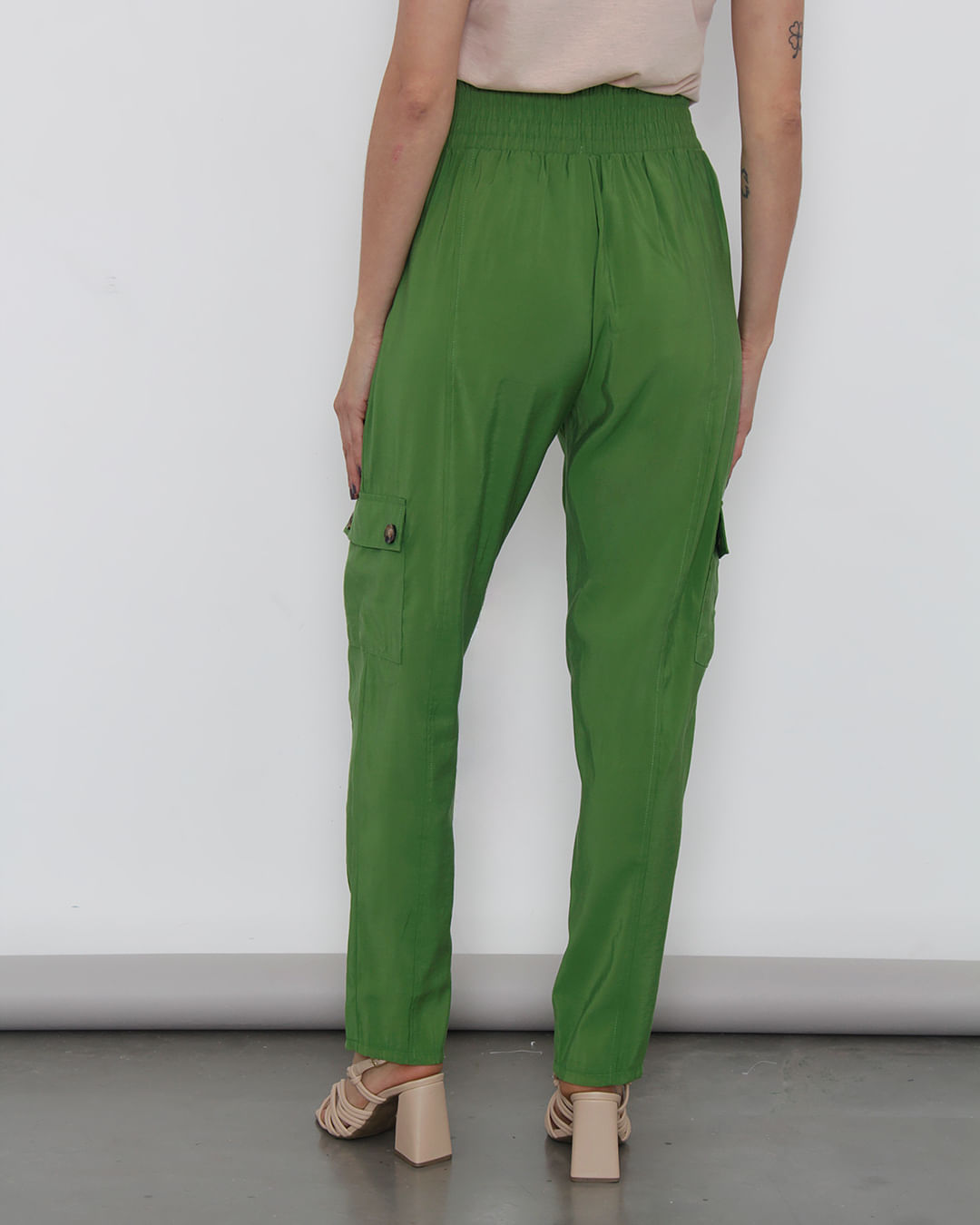 Calca-410530-C-Bolso-E-Amarracao---Verde-Escuro