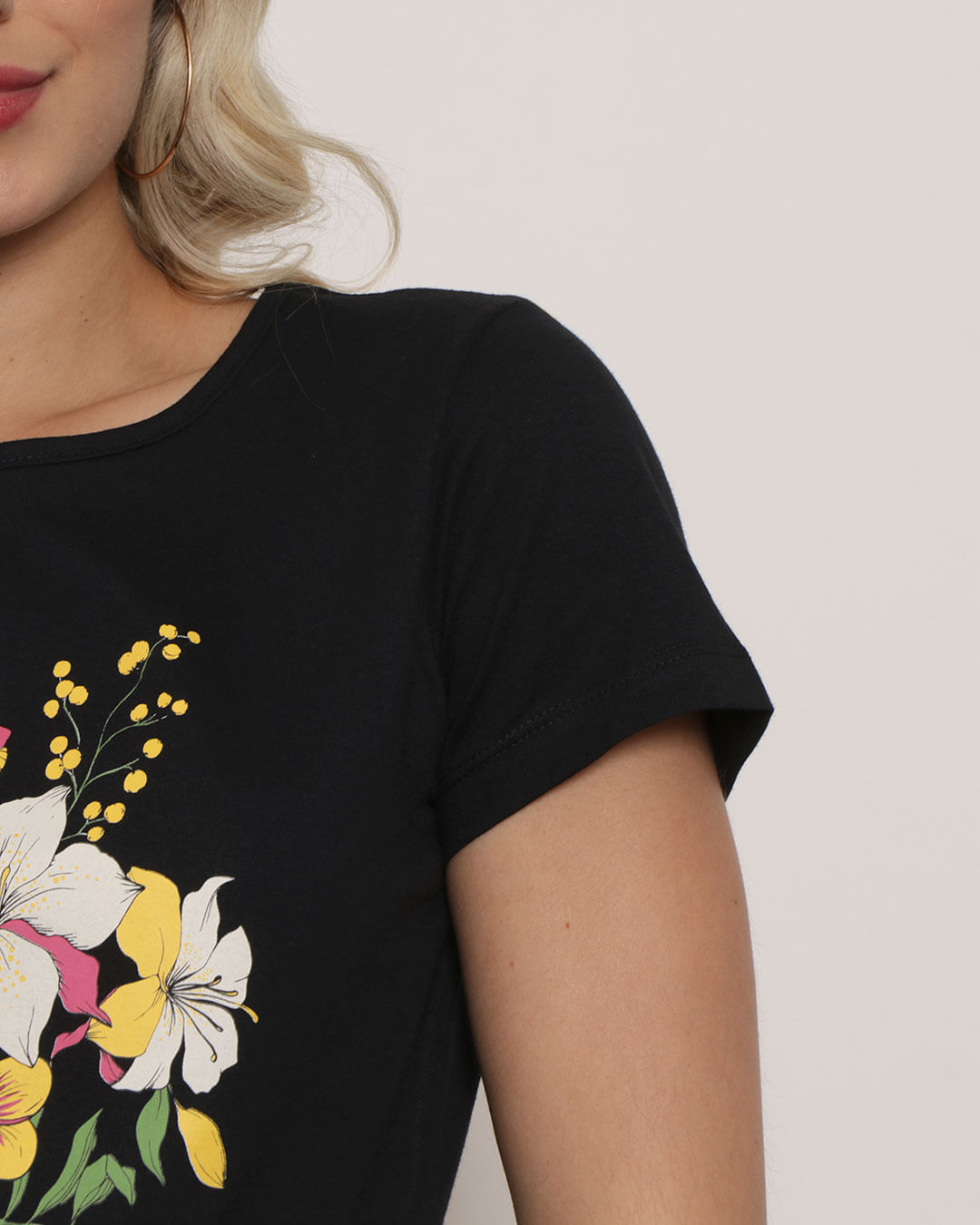 Camiseta-Silk-Flores-Pto-M7---Preto