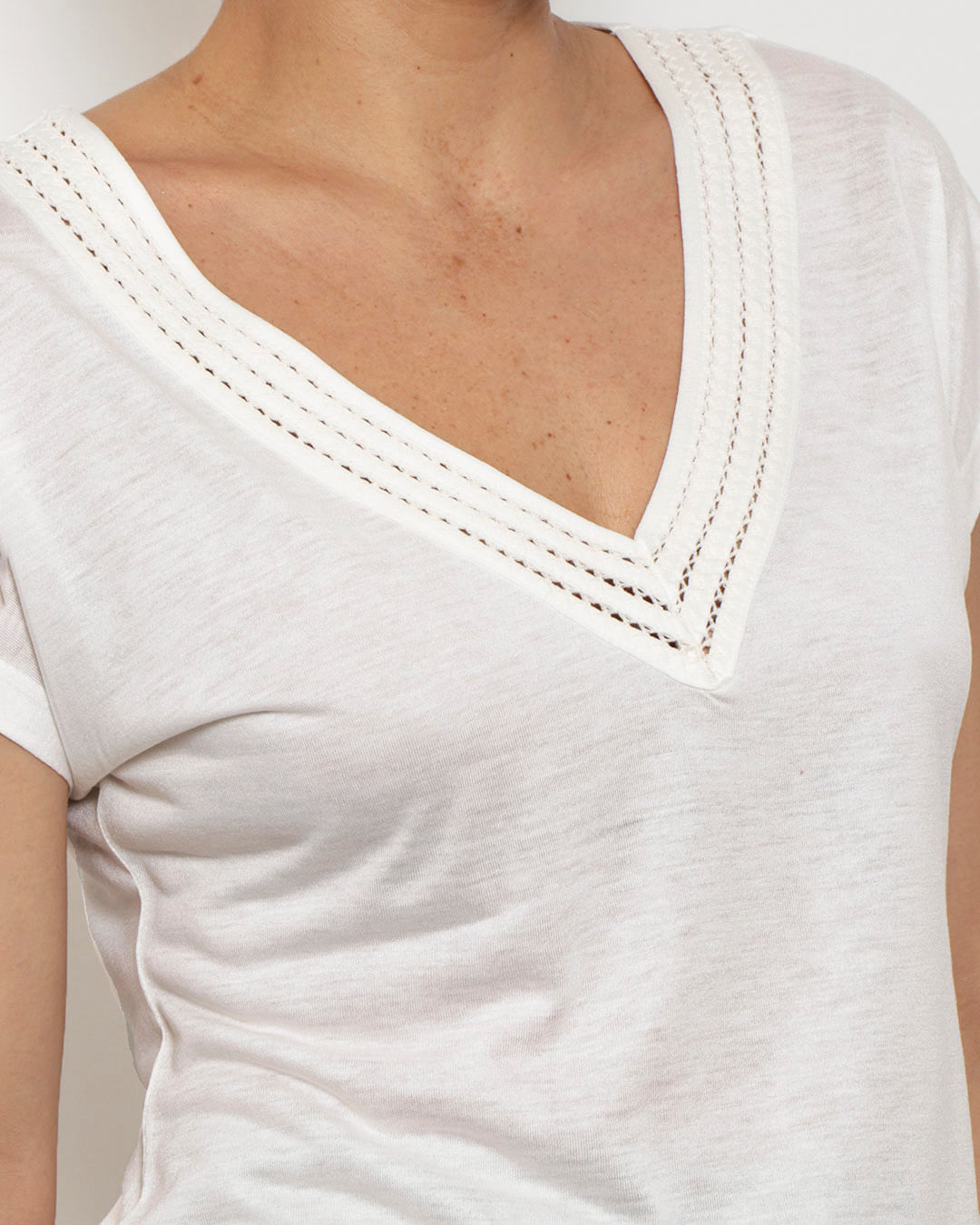 Blusa-19802-Detalhe-Decote-Mc---Off-White