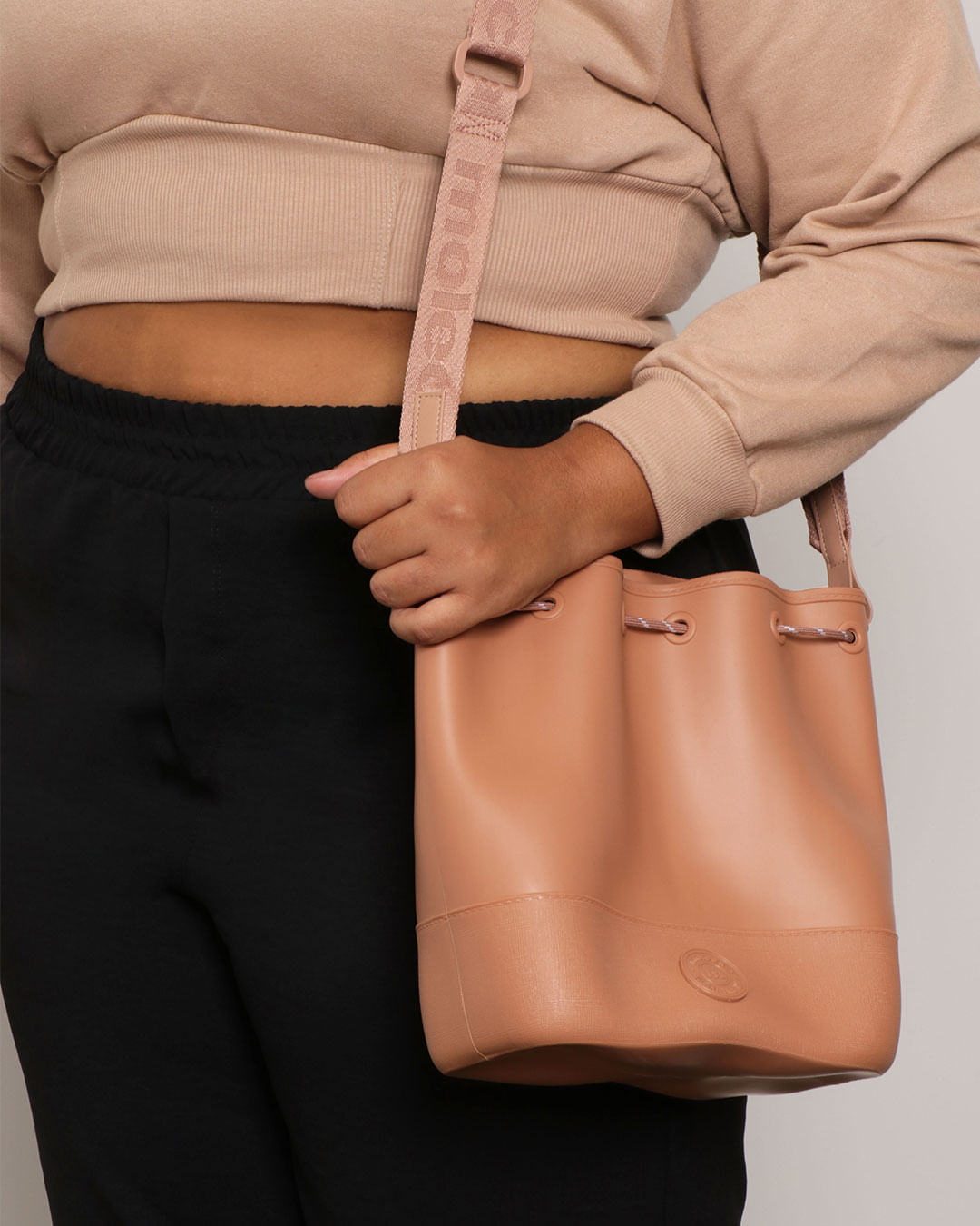 Bolsa-Bucket-Com-Alca-Transversal-Moleca-Bege